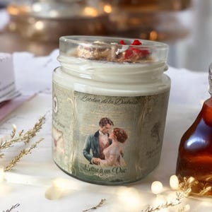 Vela Carta a un Duque, aroma cachemira y seda, vela Bridgerton, piedras granates, vela shabby chic, regalo romántico, camafeo.