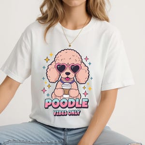 Camiseta "Solo Vibras de Caniche": Linda camiseta rosa con café caniche para amantes de los perros, divertida camiseta con gráfico de caniche, ideal como regalo para mamá canina.