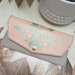 Cartera larga para mujer con tarjetero de piel dorada y diseño de serpiente floral