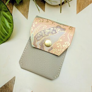 Portefeuille à pression en cuir de crapaud mystique avec accents dorés - Design unique peint à la main