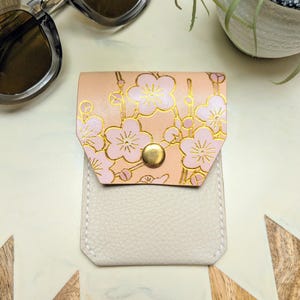 Mini carteira feminina de couro com fecho de pressão e flor de sakura dourada pintada à mão