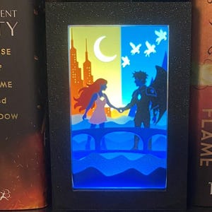 Kącik z książkami fantasy | Scena ze światłami Star-Crossed Lovers | Wkład do półki na książki drukowany w 3D | Dekoracja półki w stylu romantycznym fantasy
