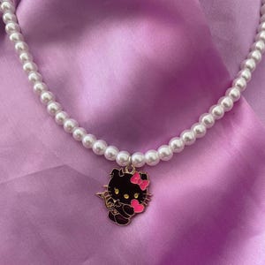 Naszyjnik z pereł sztucznych i małego diabła Hello Kitty