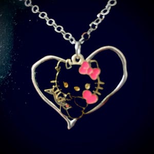 Mały diabełek hello kitty w asymetrycznym naszyjniku w kształcie serca