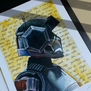 Peut inclure: Un gros plan d'une illustration peinte à la main d'un robot portant un casque sur fond jaune. Le robot est peint dans des tons de bleu, gris et noir. L'arrière-plan est recouvert de texte manuscrit à l'encre noire.