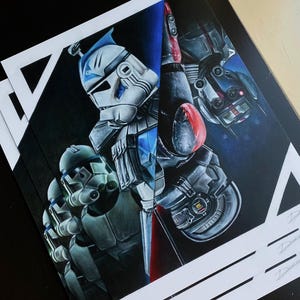 Könnte beinhalten: Kunstdrucke mit detaillierten Illustrationen von Star Wars-Klontruppen in verschiedenen Posen. Die Drucke zeigen die Charaktere in ihren Rüstungen, wobei der Schwerpunkt auf den Helmen und Waffen liegt. Die Farbpalette umfasst Grau-, Blau- und Rottöne vor dunklem Hintergrund.