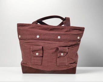 Borsa riciclata realizzata con camicia a quadri e pelle vegana – Borsa a tracolla fatta a mano con cerniera e tasche esterne – Pezzo unico riciclato