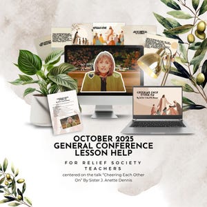 以下が含まれることがあります： デスクトップコンピュータ、ラップトップ、印刷物が表示され、2025年10月の扶助協会の教師向け総会レッスンヘルプを宣伝しています。「Cheering Each Other On」by Sister J. Anette Dennisがテーマです。植物とオリーブの枝が装飾要素を追加しています。