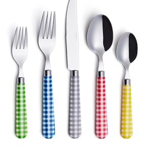 Peut inclure: Un ensemble de cinq couverts en acier inoxydable : deux fourchettes, un couteau et deux cuillères. Chaque manche présente un motif à carreaux coloré en vert, bleu, gris, rouge et jaune. Le couteau porte le mot "ARNOVA" sur la lame.