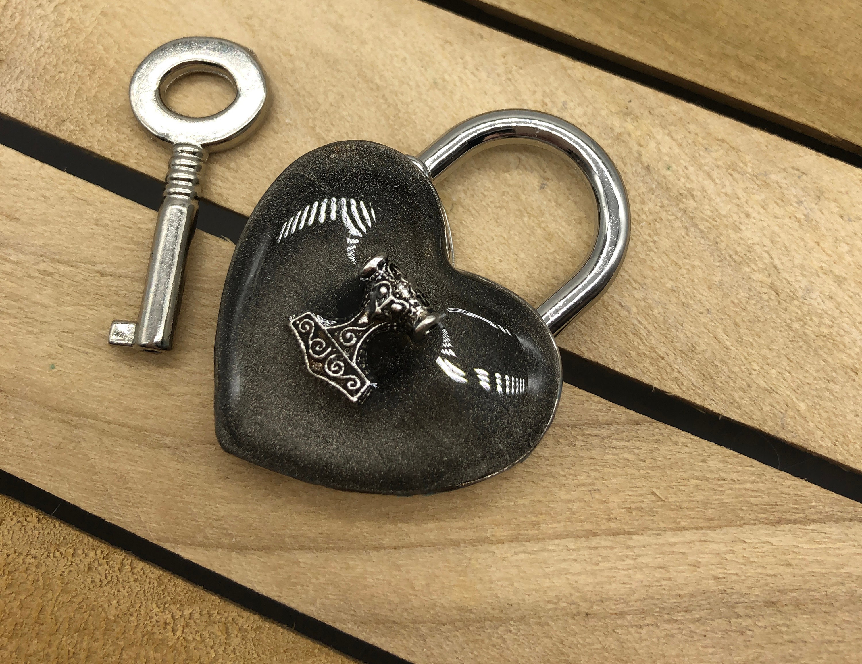 Premium Photo  A heart-shaped lock and key on a pink, glittery