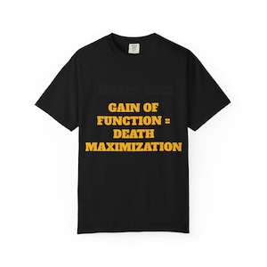 以下が含まれることがあります： 黒いTシャツ。黄色で「GAIN OF FUNCTION = DEATH MAXIMIZATION」と書かれています。また、メインテキストの上に、より明るい色で「Enter text」というテキストも表示されています。クルーネックのTシャツです。