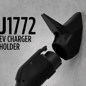 Puede incluir: Soporte negro para cargador de vehículo eléctrico J1772, con el texto "J1772 EV CHARGER HOLDER" en blanco. El soporte está hecho de plástico negro y está diseñado para sujetar un cargador de vehículo eléctrico. El soporte se muestra en dos piezas.