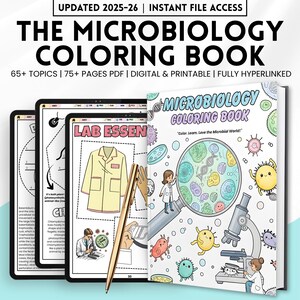 Może przedstawiać: Książka do kolorowania mikrobiologii z tekstem "Color. Learn. Love the Microbial World!" jest wyświetlana obok trzech tabletów. Okładka książki przedstawia lupę z mikrobami i naukowcami. Złoty długopis spoczywa na tabletach.