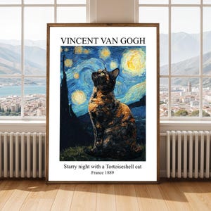 Op de afbeelding: Een ingelijste print met een schildpadkat tegen de achtergrond van Van Goghs "Starry Night". De print bevat de tekst "Vincent Van Gogh" en "Starry night with a Tortoiseshell cat France 1889."