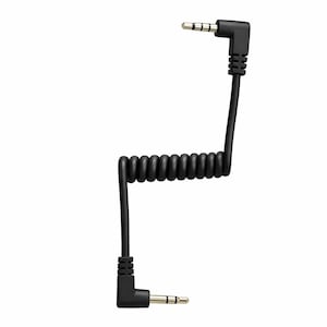 Op de afbeelding: Zwarte audiokabel met twee haakse 3,5 mm connectoren. De kabel heeft een spiraalvormig gedeelte in het midden en is ontworpen voor audioapparaten. De connectoren zijn goudkleurig.