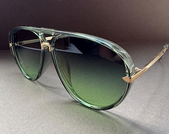 Óculos de sol vintage oversized dos anos 70, com lentes verdes.