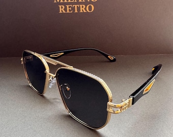 Óculos de sol quadrados pretos: estilo vintage com detalhes dourados e proteção UV400