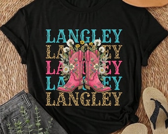 Langley Retro T-Shirt mit floralem Cowboy-Stiefel-Motiv | Vintage Text Stack