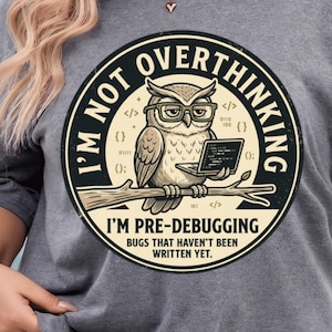 Camiseta de programador con estampado de búho: estoy pre-depurando código.