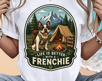 Camiseta com estampa de acampamento Frenchie, perfeita para amantes de Bulldog Francês e aventuras na montanha.