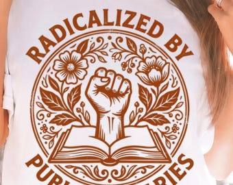 „Radikalisiert durch öffentliche Bibliotheken“-T-Shirt | Bibliotheks-T-Shirt mit Blumenfaust