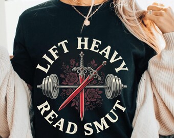 T-Shirt mit Aufdruck „Lift Heavy Read Smut“ (Helm, Schwert, Rosen)