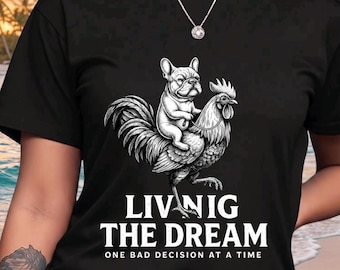 Camiseta "Vivendo o Sonho, Uma Decisão Ruim de Cada Vez" com estampa de Bulldog Francês | Camiseta engraçada com estampa de cachorro