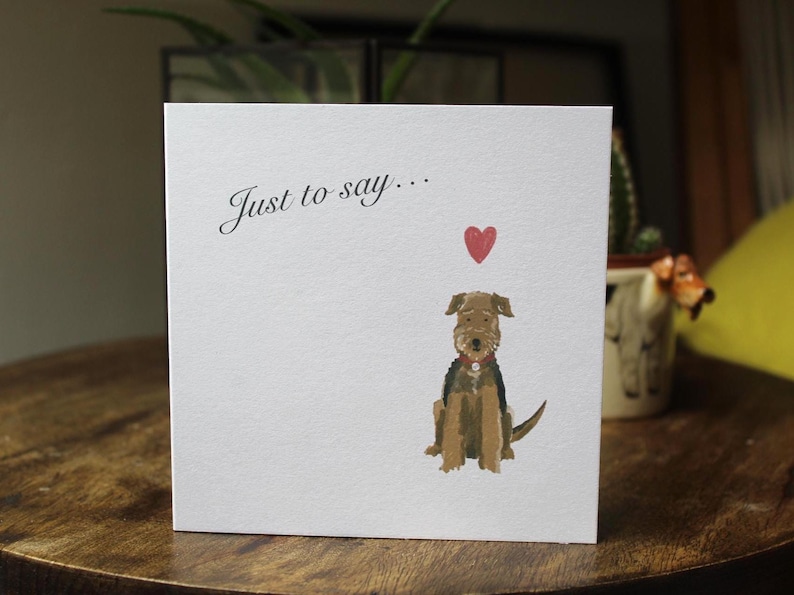 K&ouml;nnte beinhalten: Wei&szlig;e Gru&szlig;karte mit dem Text "Just to say..." und einer Aquarellillustration eines Hundes und eines roten Herzens. Der Hund ist braun und schwarz mit rotem Halsband.