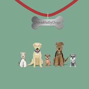 K&ouml;nnte beinhalten: Illustration von f&uuml;nf verschiedenen Hunderassen in einer Reihe, jede mit einzigartigen Farben und Merkmalen. Ein knochenf&ouml;rmiges Etikett mit dem Text "DreadfullyDogs" h&auml;ngt an einem roten Band. Der Hintergrund ist ein gedecktes Gr&uuml;n.