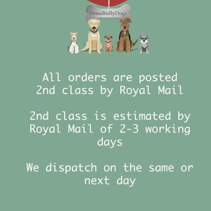 K&ouml;nnte beinhalten: Gr&uuml;ner Hintergrund mit dem Text "DreadfullyDogs" oben. Darunter steht, dass alle Bestellungen per Royal Mail in der 2. Klasse verschickt werden, mit einer gesch&auml;tzten Lieferzeit von 2-3 Werktagen. Bestellungen werden am selben oder n&auml;chsten Tag versandt.