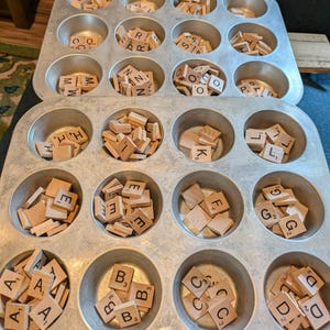 Fichas de letras de Scrabble de madera rescatada para manualidades, decoración y diversión.