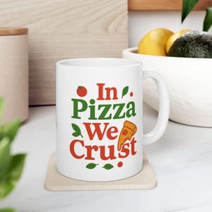 Lustige Pizza Tasse - In Pizza We Crust Cup für Pizza-Liebhaber - Italienisches Essen Geschenk für Ihn Sie - Koch Küche Dekor - Süßes Punny 11 Unze