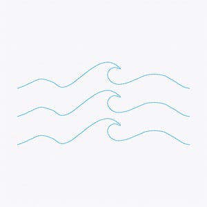 Może przedstawiać: Minimalistyczny design przedstawiający trzy stylizowane fale oceanu w jasnoniebieskim kolorze. Fale są przedstawione prostymi, płynnymi liniami na białym tle, tworząc poczucie spokoju i harmonii.