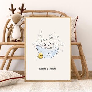 Stampa di gatto "Bolle e coccole" - Decorazione murale per la cameretta del bambino senza cornice / Gatto dietro la vasca da bagno / Parte del trio "Sweet Dreamy"