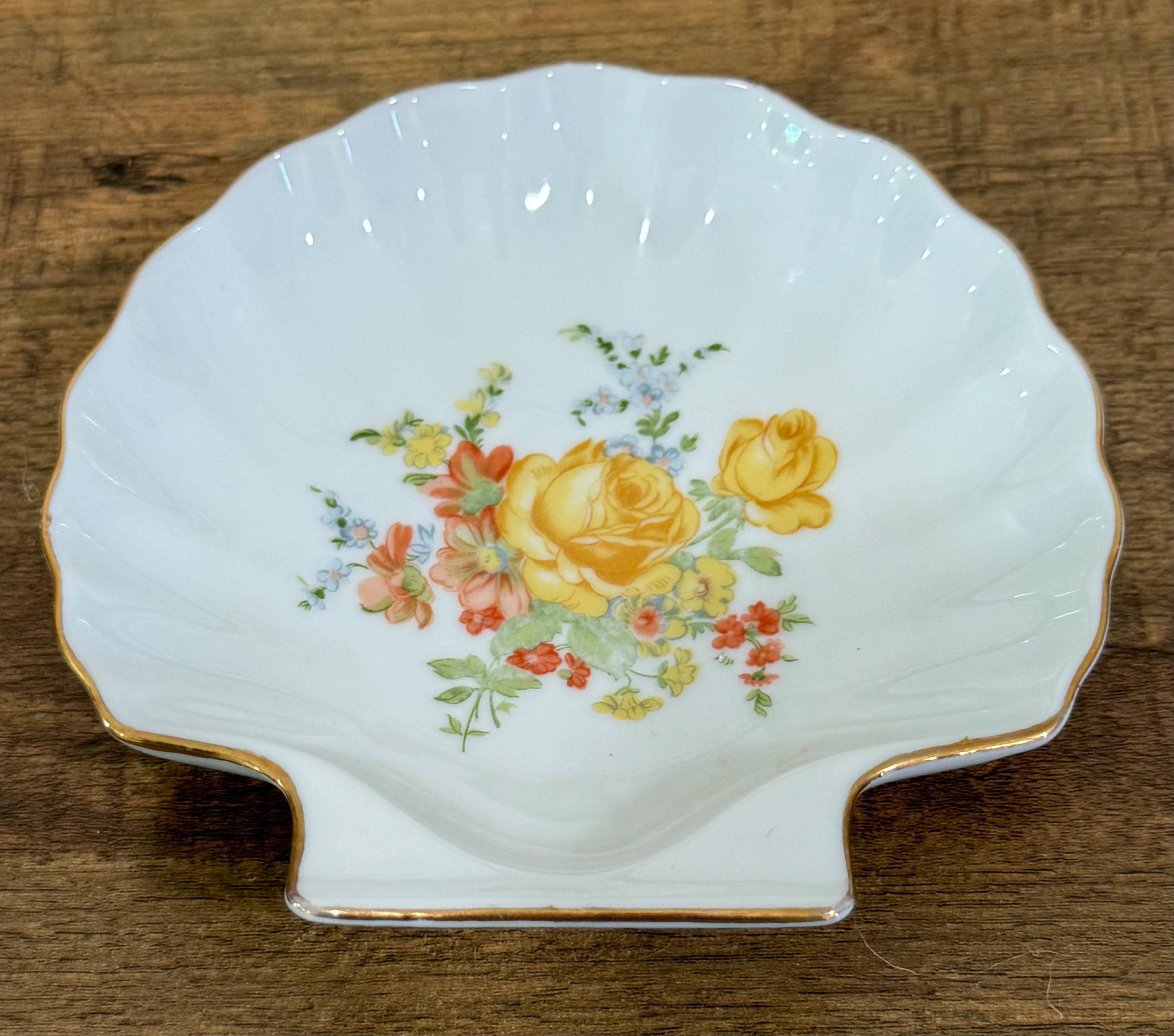 ヴィンテージの王冠の貝殻の小物皿。金縁の花柄デザイン - Etsy 日本