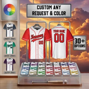 以下が含まれることがあります： カスタムテキストと数字が入った赤と白の野球ジャージ。画像には、プリント、ステッチ、グリッターオプションなど、さまざまなジャージのデザインが表示されています。「CUSTOM ANY REQUEST & COLOR」というテキストが上部に表示されています。