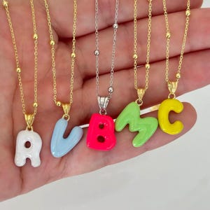 Collier lettre personalizado bijoux faits colores principales