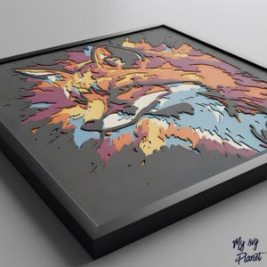 Op de afbeelding: Een ingelijst, gelaagd houten kunstwerk met een vossenkop. Het kunstwerk gebruikt een palet van oranje, geel, blauw en paars tegen een donkergrijze achtergrond. De lijst is zwart. De tekst "My svg Planet" staat rechtsonder.