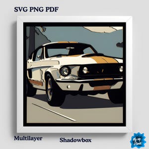 Puede incluir: Impresión enmarcada de un coche clásico en estilo pop art. El coche es blanco con detalles marrones y dorados. La impresión incluye el texto "SVG PNG PDF", "Multilayer" y "Shadowbox".
