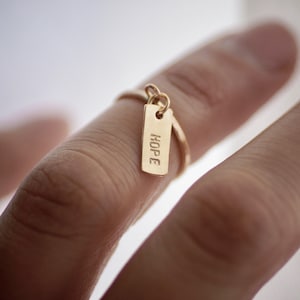 HOPE - Bague à breloques pendantes - Fil d'or 14 carats - Argent sterling
