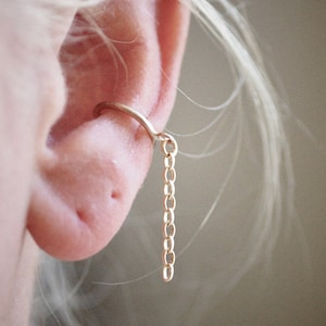 Gold Ohrmanschette mit baumelnder Kette - 14kt Goldfill