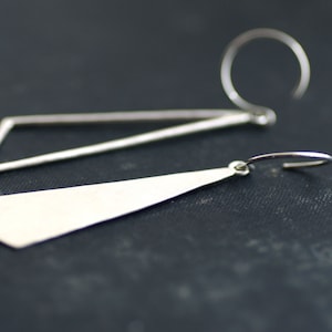 Boucles d&#39;oreilles pendantes triangulaires asymétriques en argent sterling