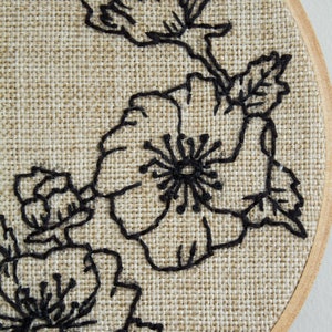 Dessin au trait de broderie florale rétro image 7