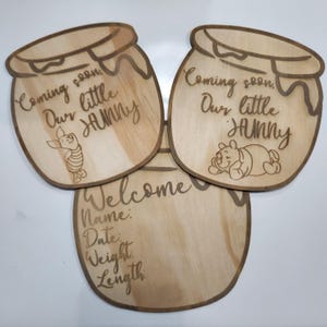 Placas de anuncio de nacimiento de Winnie the Pooh / Nuestro pequeño conejito + estadísticas de nacimiento / Recuerdo de madera para habitación de bebé / Tamaños de 15 cm o 20 cm / Regalo hecho a mano
