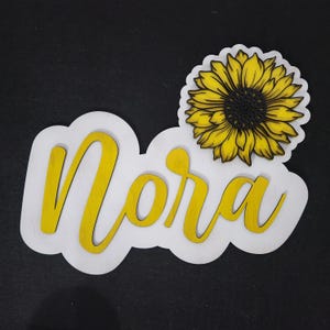 Kundenspezifisches Sonnenblumen-Namensschild | 40 cm Breites Namensschild aus Holz | 20 cm Großbuchstaben | Kinderzimmer Wand Dekor | Boho Baby Geschenk | Geschichtetes Holzschild