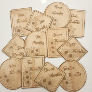 Placas de hitos de bebé con diseño de girasol / 12 discos mensuales de madera / Accesorios fotográficos grabados para bebé / Regalo hecho a mano para baby shower