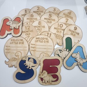 Dinosaurier Kinderzimmer Dekor | Hölzerne Baby-Namensbuchstaben, Meilenstein-Scheiben & Geburtsanzeige-Plakette | Handgemachtes Dino Geschenk Set zur Geburt