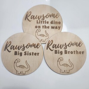 Geburtsankündigung Plakette x2 | Willkommen Little One | Neugeborenes Holzschild mit Gravur | Baby Name, Gewicht & Länge | Fotorequisite