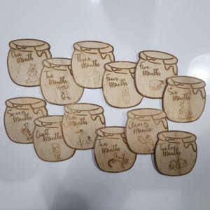 Winnie the Pooh Monatliche Meilenstein Plaketten | 12er Set Babyscheiben aus Holz | Kinderzimmer Foto Requisiten | Handmade Baby-Dusche-Geschenk | Pooh Bär Dekor