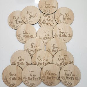 Lot de plaques jalons bébé de style classique – 17 disques gravés | Bonjour tout le monde, marqueurs mensuels et faire-part de naissance